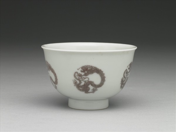 白瓷釉裡紅團龍紋杯