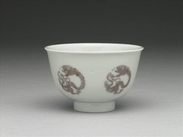 白瓷釉裡紅團龍紋杯