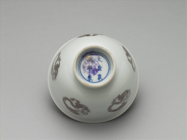 白瓷釉裡紅團龍紋杯