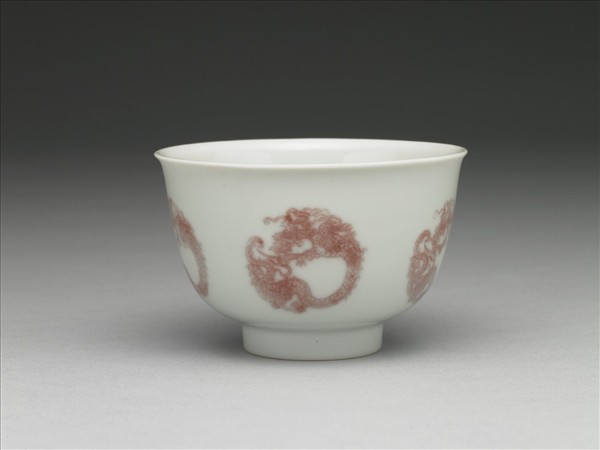 白瓷釉裡紅團龍紋杯