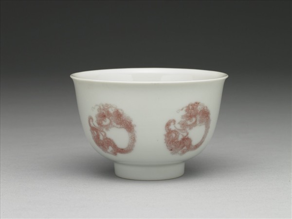 白瓷釉裡紅團龍紋杯