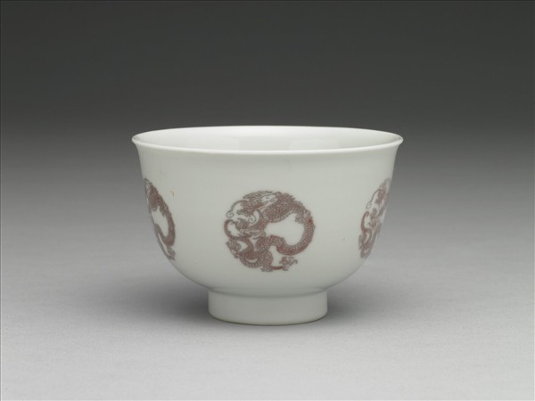 白瓷釉裡紅團龍紋杯