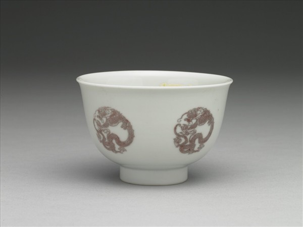 白瓷釉裡紅團龍紋杯