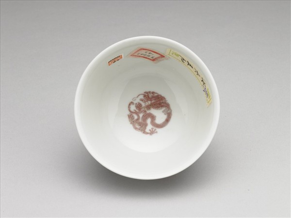 白瓷釉裡紅團龍紋杯