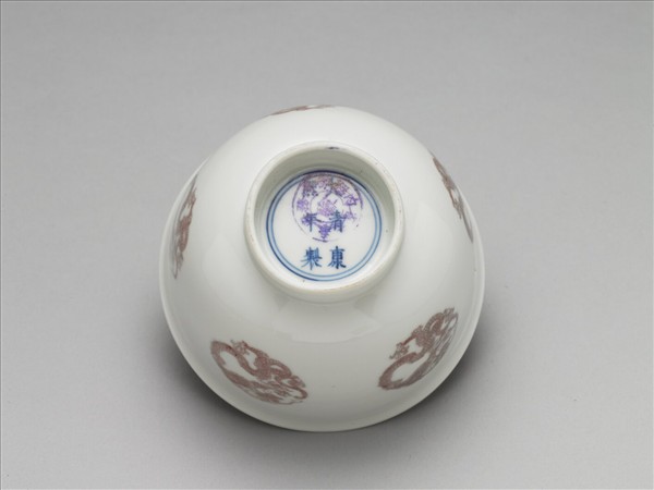 白瓷釉裡紅團龍紋杯