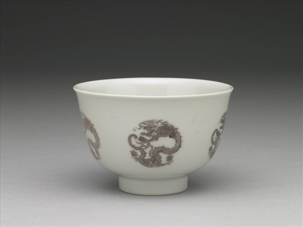 白瓷釉裡紅團龍紋杯