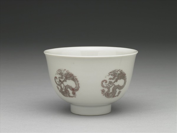 白瓷釉裡紅團龍紋杯