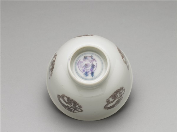 白瓷釉裡紅團龍紋杯