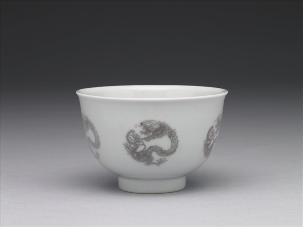 白瓷釉裡紅團龍紋杯