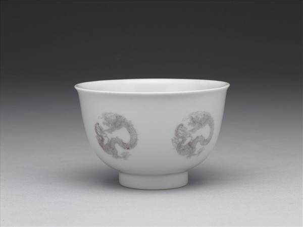 白瓷釉裡紅團龍紋杯