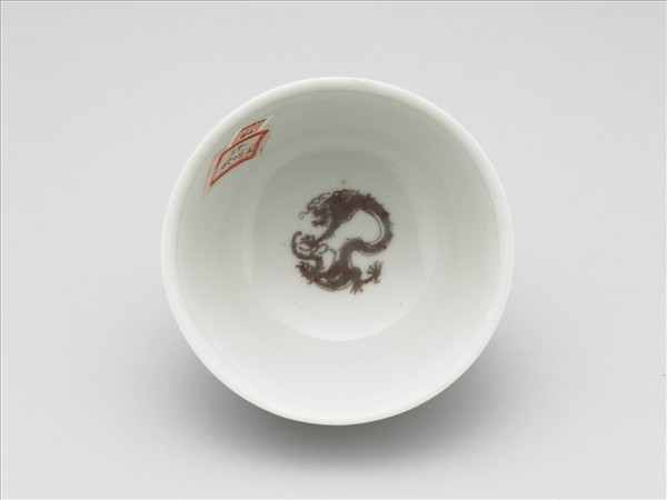白瓷釉裡紅團龍紋杯