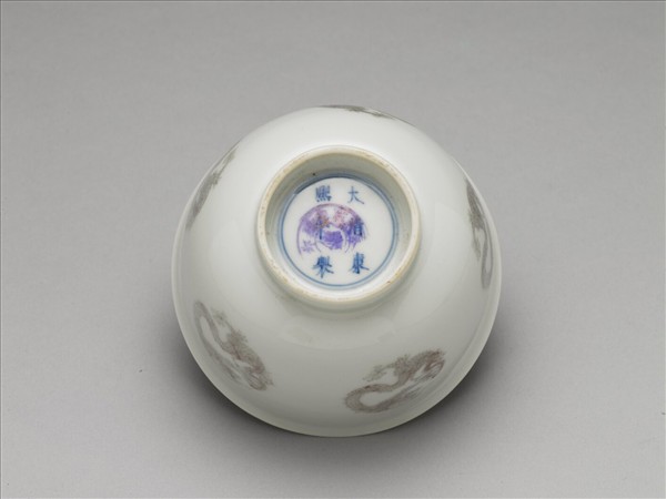 白瓷釉裡紅團龍紋杯