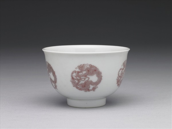 白瓷釉裡紅團龍紋杯