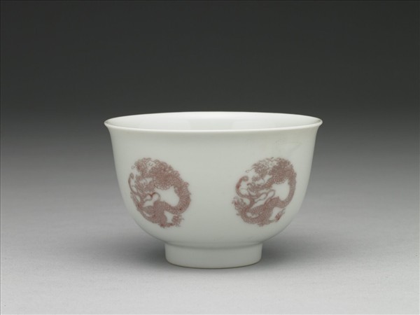 白瓷釉裡紅團龍紋杯