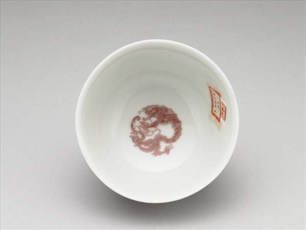 白瓷釉裡紅團龍紋杯
