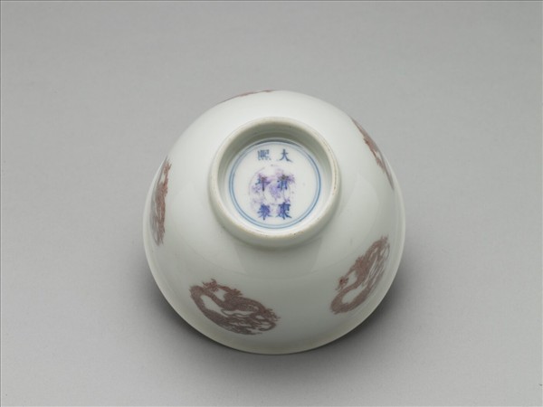 白瓷釉裡紅團龍紋杯