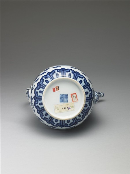 青花荔枝桃實紋執壺