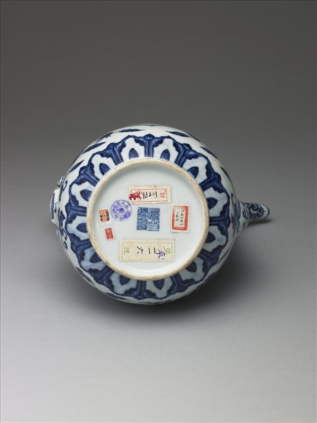 青花荔枝桃實紋執壺