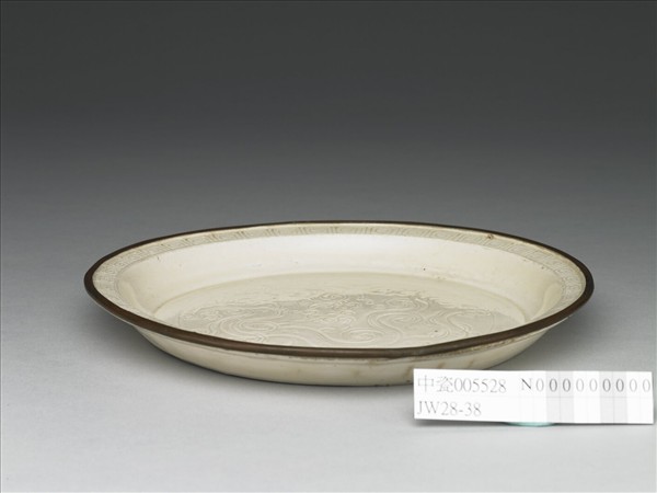 定窯 白瓷劃花蟠螭紋折沿盤