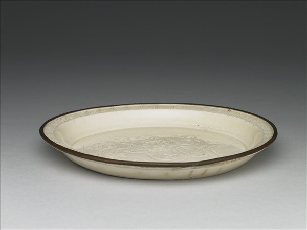 定窯 白瓷劃花蟠螭紋折沿盤