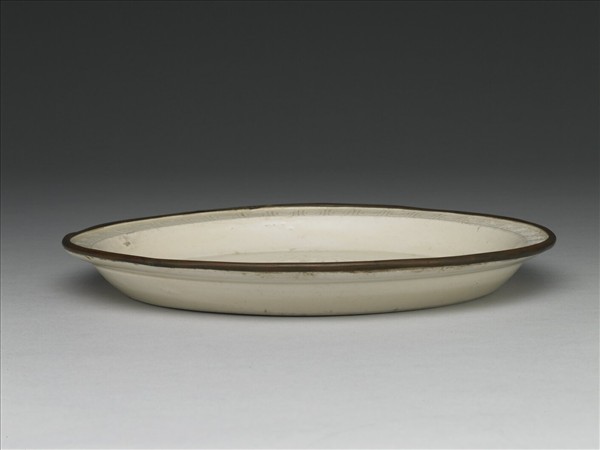 定窯 白瓷劃花蟠螭紋折沿盤