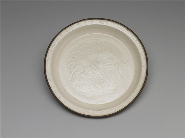 定窯 白瓷劃花蟠螭紋折沿盤