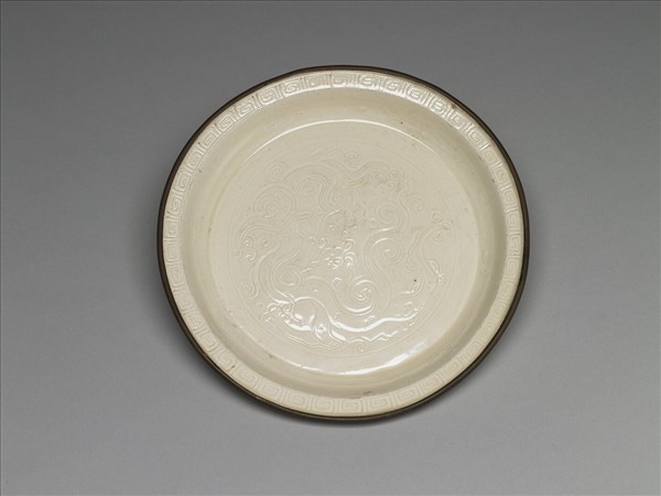 定窯 白瓷劃花蟠螭紋折沿盤