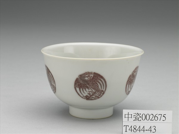 白瓷釉裡紅團鳳紋杯