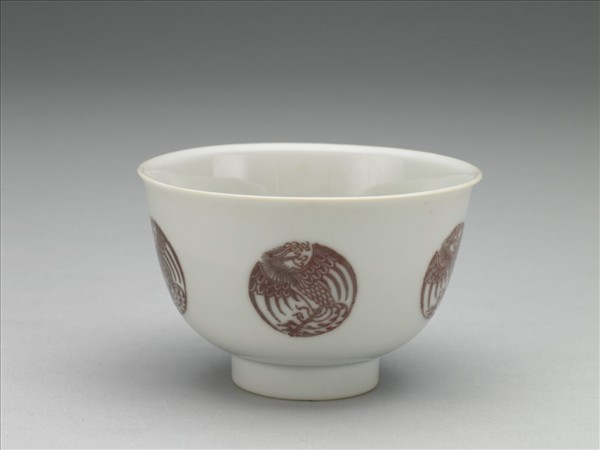 白瓷釉裡紅團鳳紋杯