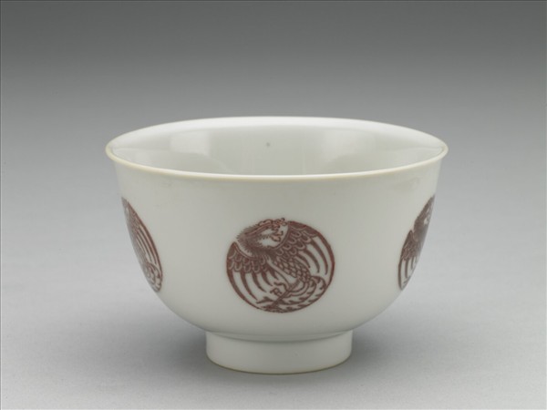 白瓷釉裡紅團鳳紋杯