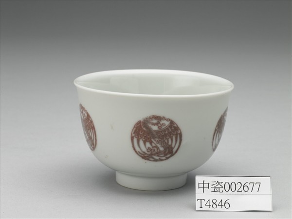 白瓷釉裡紅團鳳紋杯