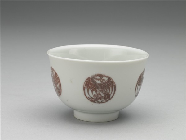 白瓷釉裡紅團鳳紋杯