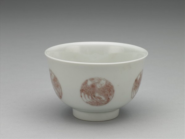 白瓷釉裡紅團鳳紋杯