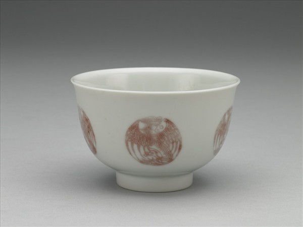 白瓷釉裡紅團鳳紋杯