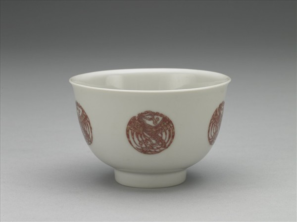 白瓷釉裡紅團鳳紋杯
