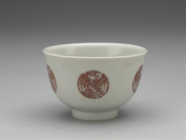 白瓷釉裡紅團鳳紋杯
