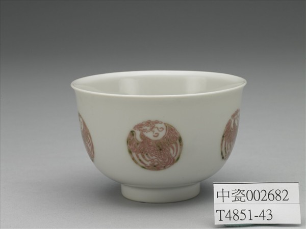 白瓷釉裡紅團鳳紋杯