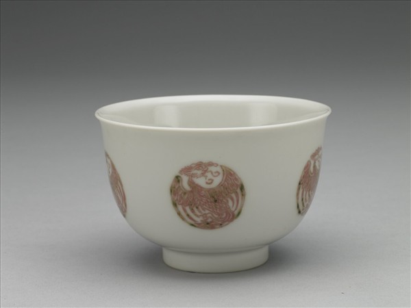 白瓷釉裡紅團鳳紋杯