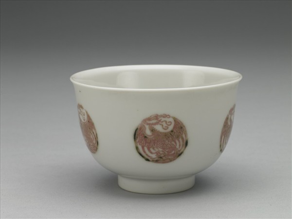 白瓷釉裡紅團鳳紋杯