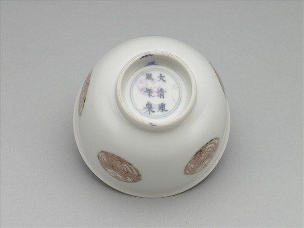 白瓷釉裡紅團鳳紋杯