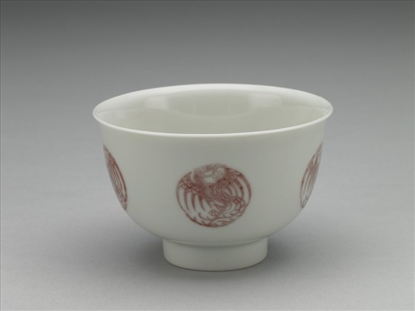白瓷釉裡紅團鳳紋杯