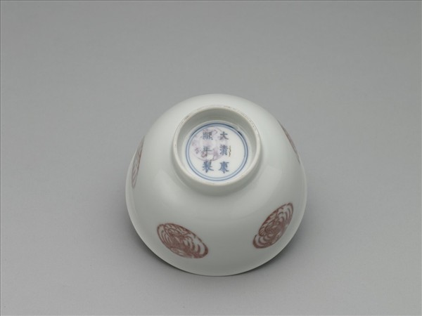 白瓷釉裡紅團鳳紋杯