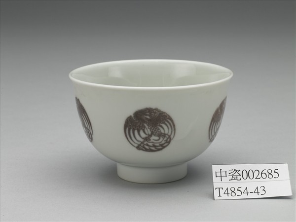 白瓷釉裡紅團鳳紋杯