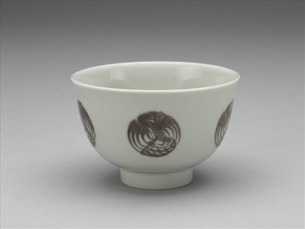 白瓷釉裡紅團鳳紋杯