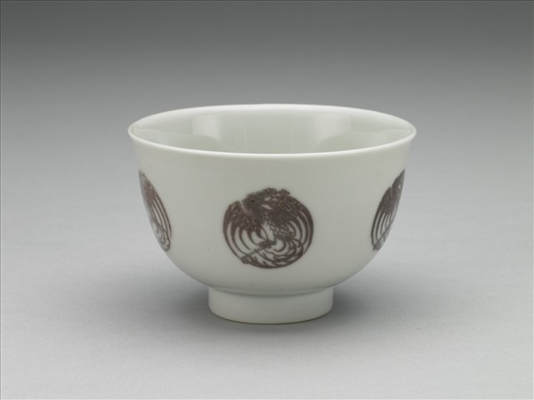 白瓷釉裡紅團鳳紋杯