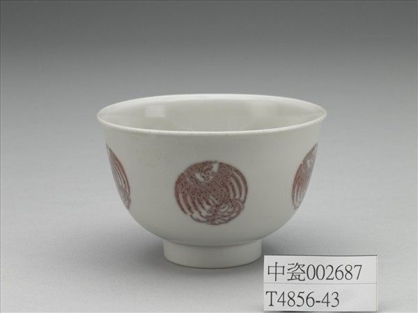白瓷釉裡紅團鳳紋杯