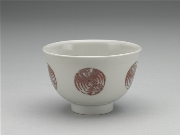 白瓷釉裡紅團鳳紋杯