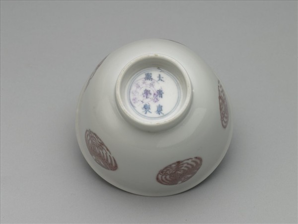 白瓷釉裡紅團鳳紋杯