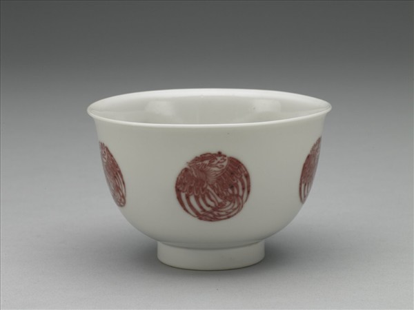 白瓷釉裡紅團鳳紋杯