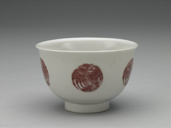 白瓷釉裡紅團鳳紋杯